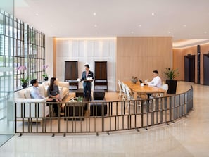 2 restaurants; breakfast, lunch, dinner, and brunch served - Grand Mercure Singapore Roxy (Singapore)