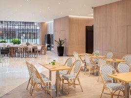 2 restaurantes, é servido café da manhã