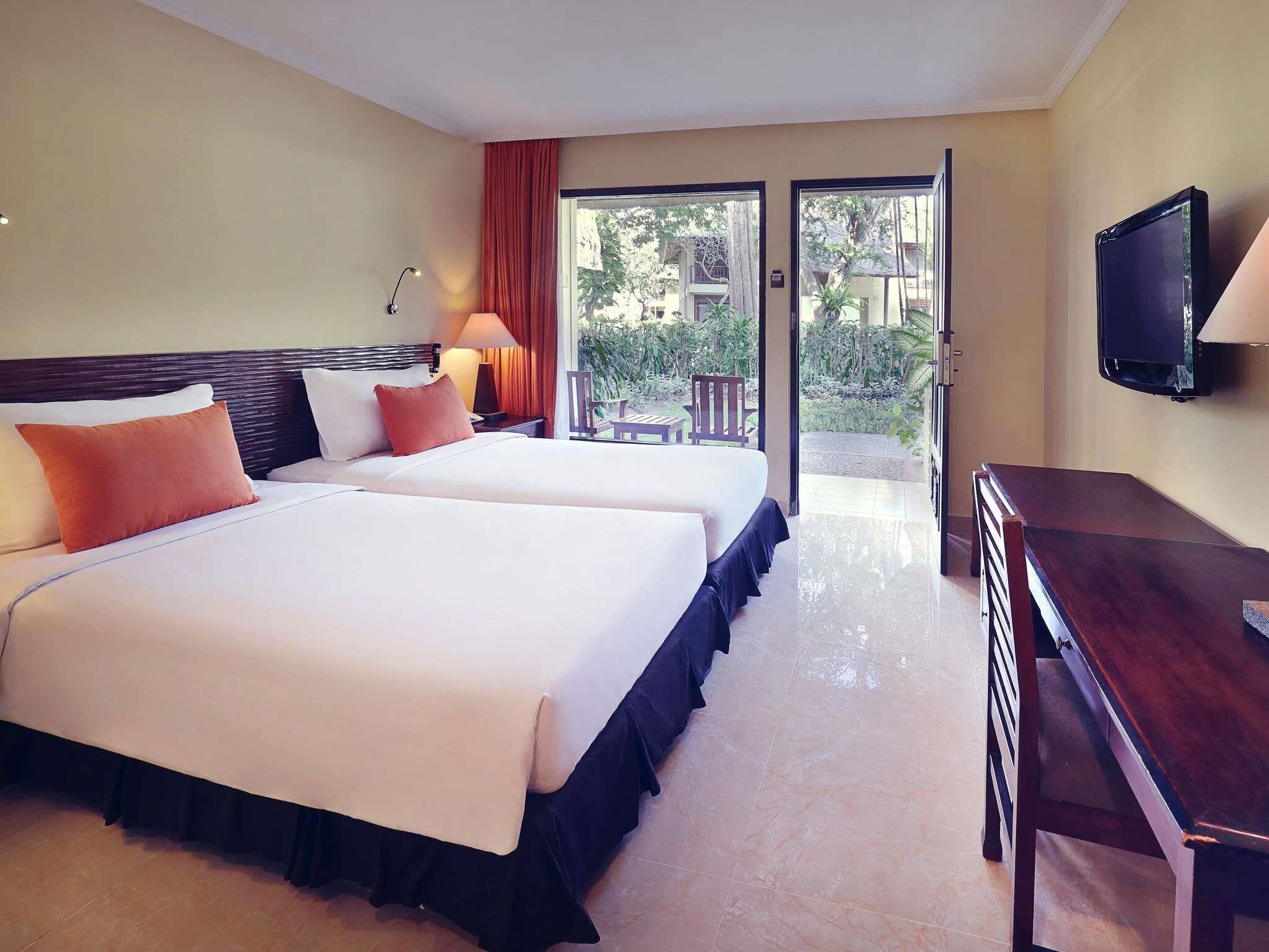 Superior Twin Room, 2 Twin Beds | Minibar, in-room safe, desk, laptop workspace