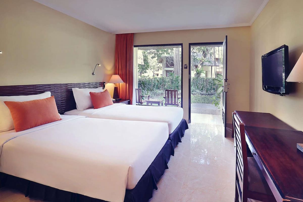 Superior Twin Room, 2 Twin Beds | Minibar, in-room safe, desk, laptop workspace