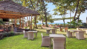 2 bares/lounges, 2 bares ao lado da piscina, bar na praia