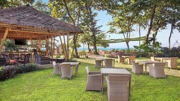 2 bares/lounges, 2 bares ao lado da piscina, bar na praia