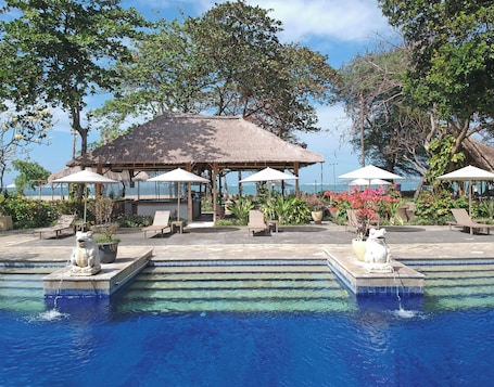 2 piscinas al aire libre, sombrillas, sillones reclinables de piscina