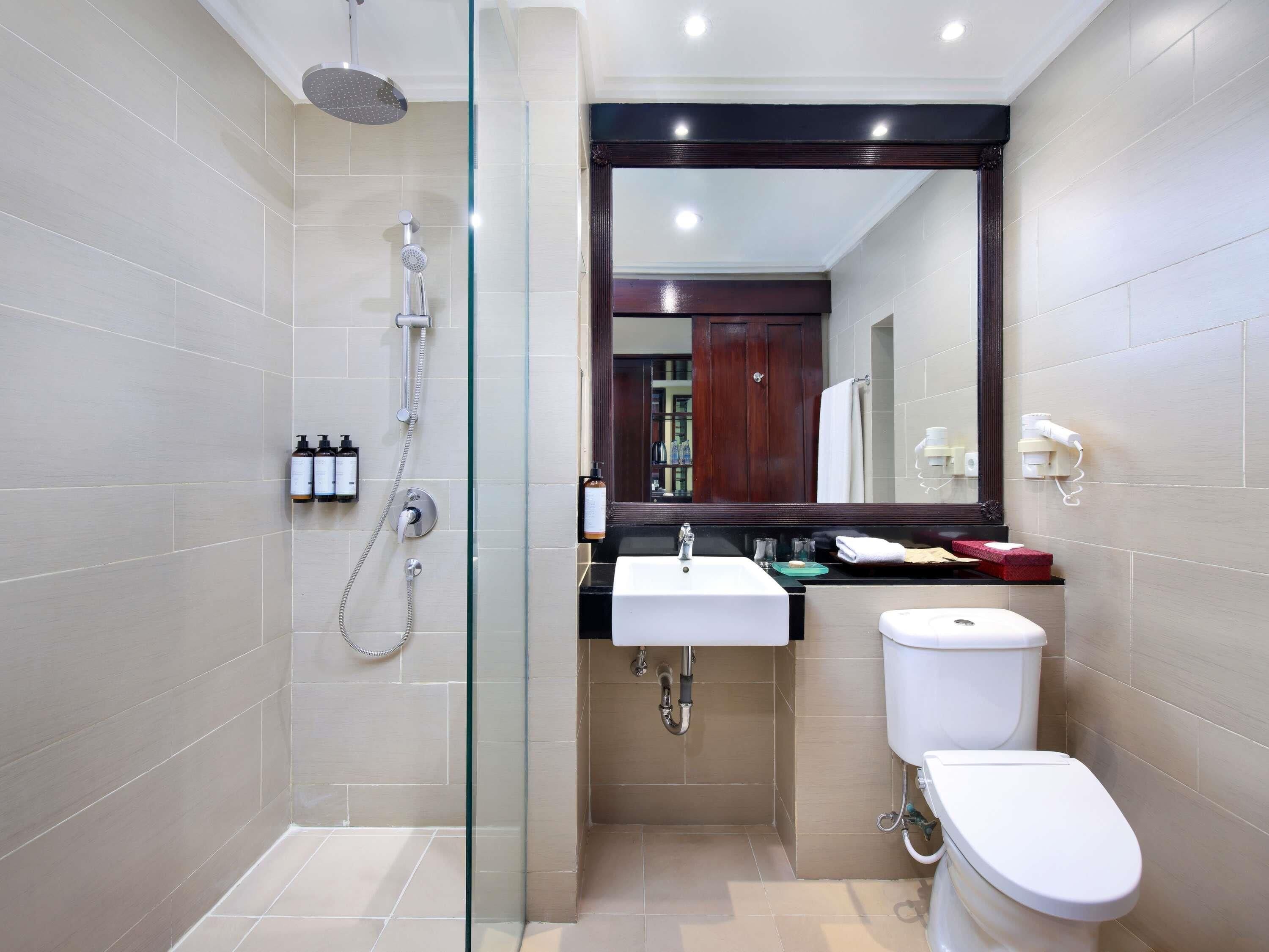 Minibar, Zimmersafe, Schreibtisch, laptopgeeigneter Arbeitsplatz