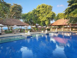 2 piscinas al aire libre, sombrillas, sillones reclinables de piscina