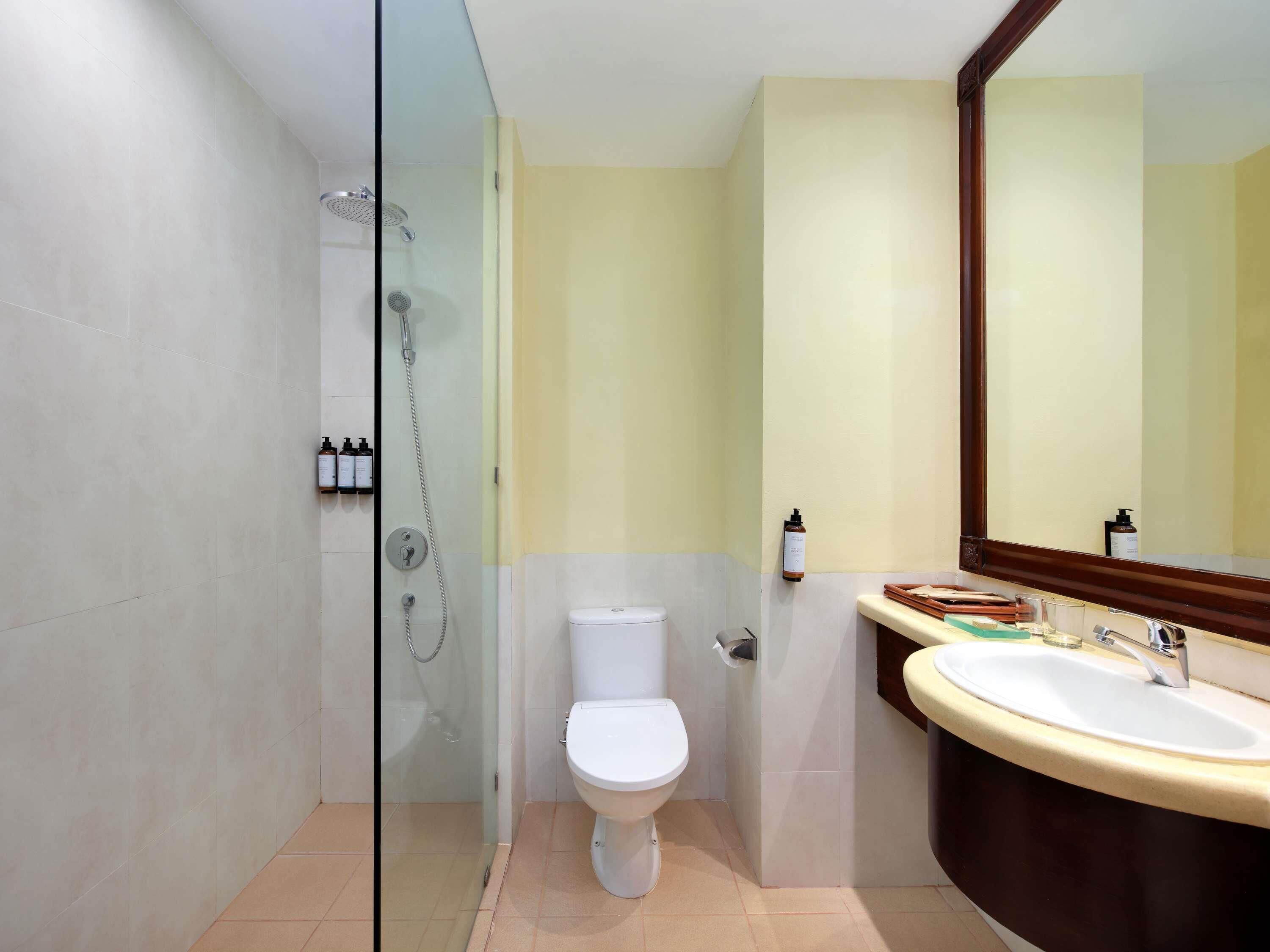 Deluxe Room, 1 King Bed | Minibar, in-room safe, desk, laptop workspace