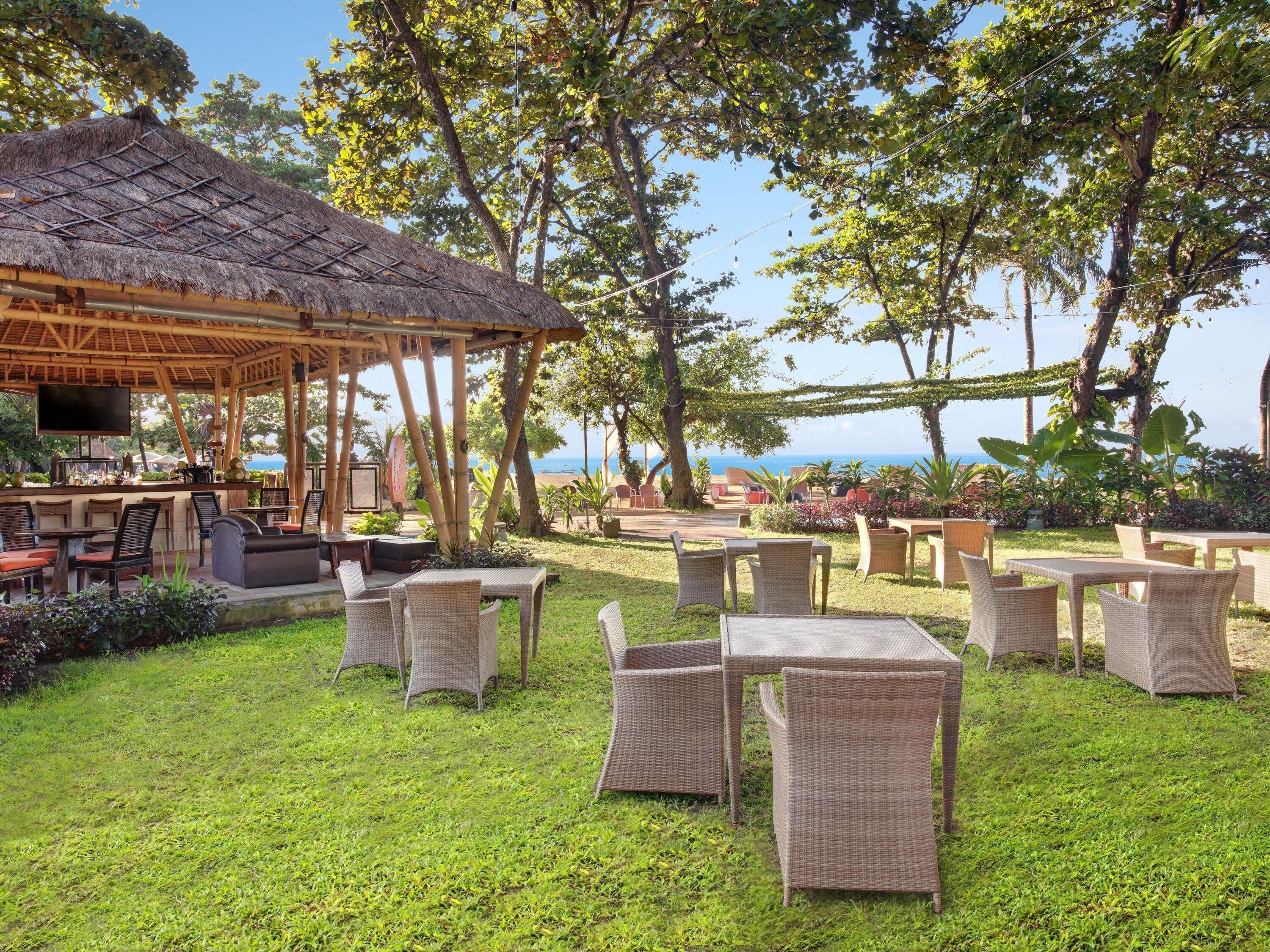 2 bars/lounges, 2 poolside bars, beach bar