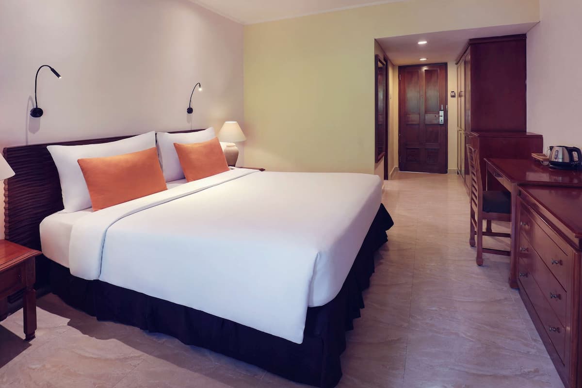Habitación superior, 1 cama de matrimonio grande | Minibar, caja fuerte, escritorio y espacio para trabajar con un portátil