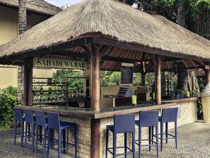 2 bars/lounges, 2 poolside bars, beach bar