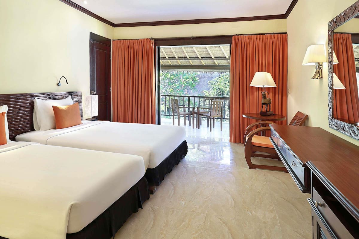 Deluxe Twin Room, 2 Twin Beds | Minibar, in-room safe, desk, laptop workspace