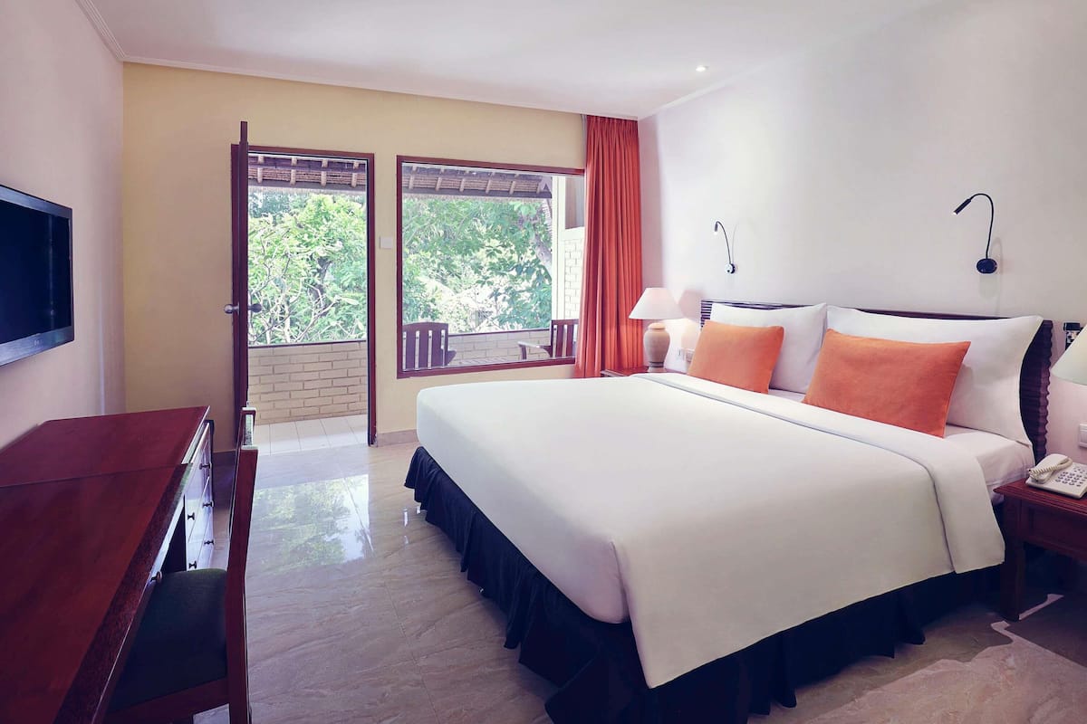 Superior Room, 1 King Bed | Minibar, in-room safe, desk, laptop workspace