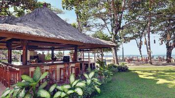 2 bars/lounges, 2 poolside bars, beach bar