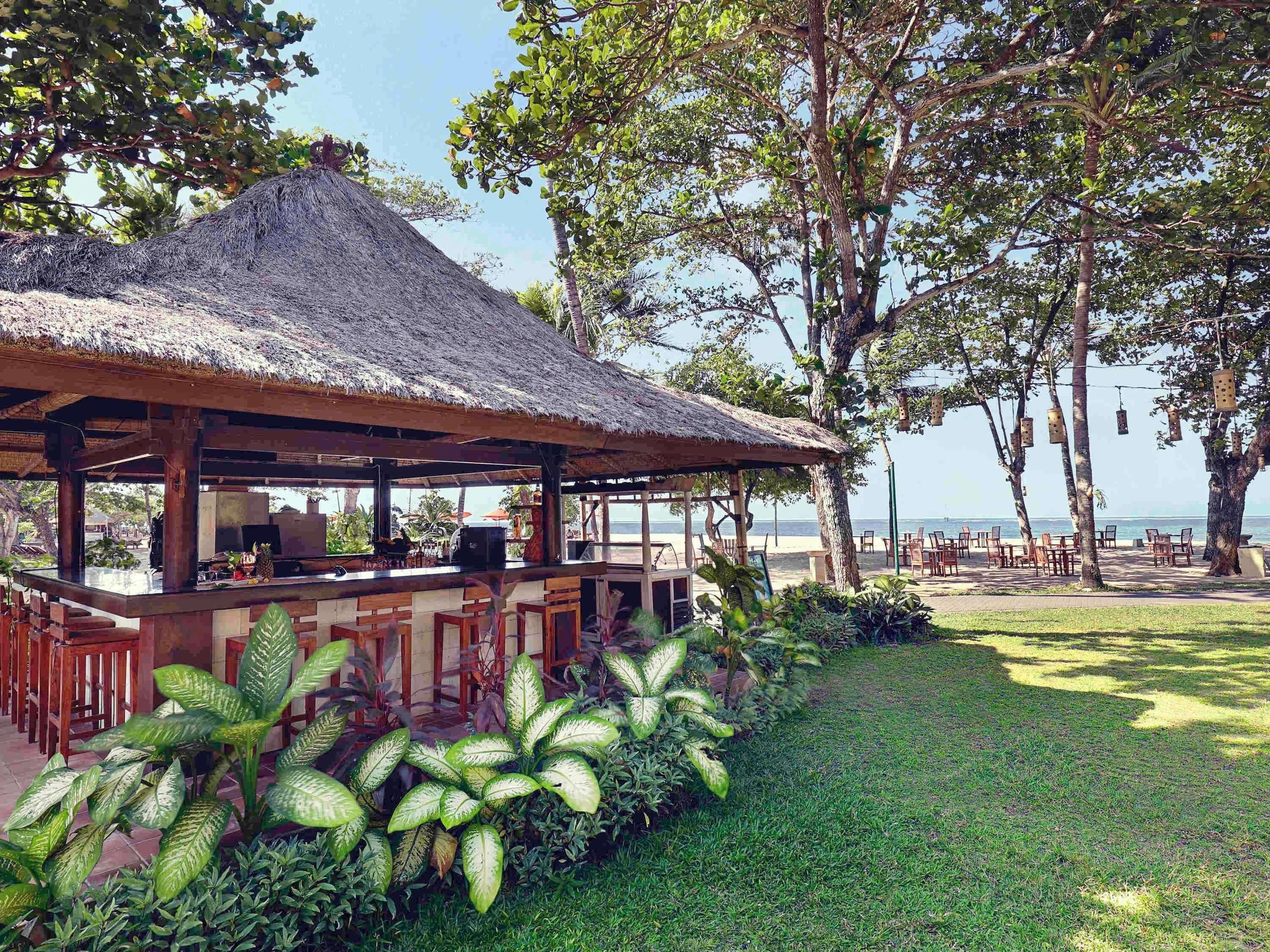 Bar (trong khuôn viên)