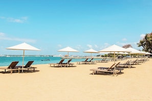 Plage, sable blanc, chaises longues, parasols