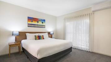 3 bedrooms, minibar, desk, laptop workspace