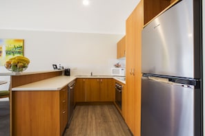 Full-sized fridge, microwave, oven, stovetop