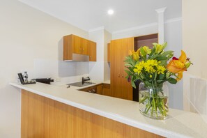 Full-sized fridge, microwave, oven, stovetop