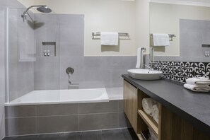 Appartement, 1 chambre | Salle de bain | Douche cascade, articles de toilette (gratuits), séchoir à cheveux