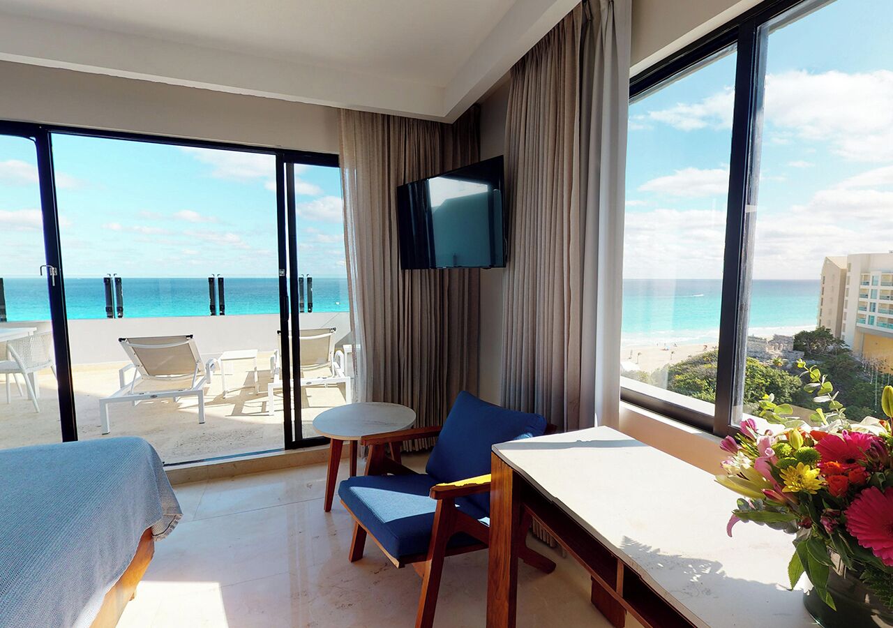 Family Suite with Terrace | Minibar, coffres-forts dans les chambres, bureau