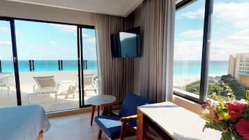 Family Suite with Terrace | Minibar, coffres-forts dans les chambres, bureau