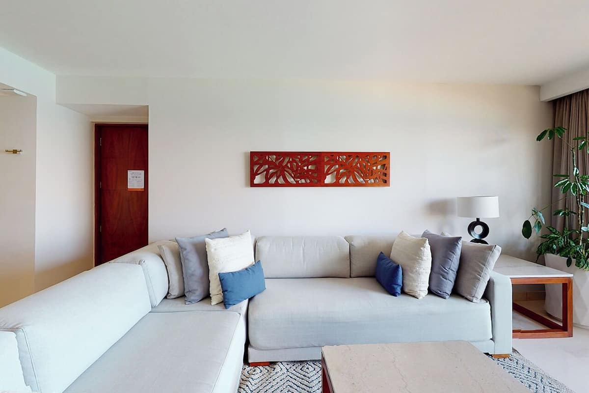 Family Suite with Terrace | Bar mini, peti besi dalam bilik, meja, ruang kerja komputer riba