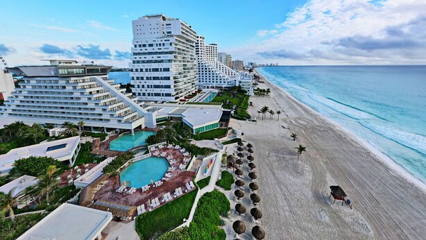 A resort with multiple buildings, a swimming pool, and a beach. - Park Royal Beach Cancun - All Inclusive (Cancun)