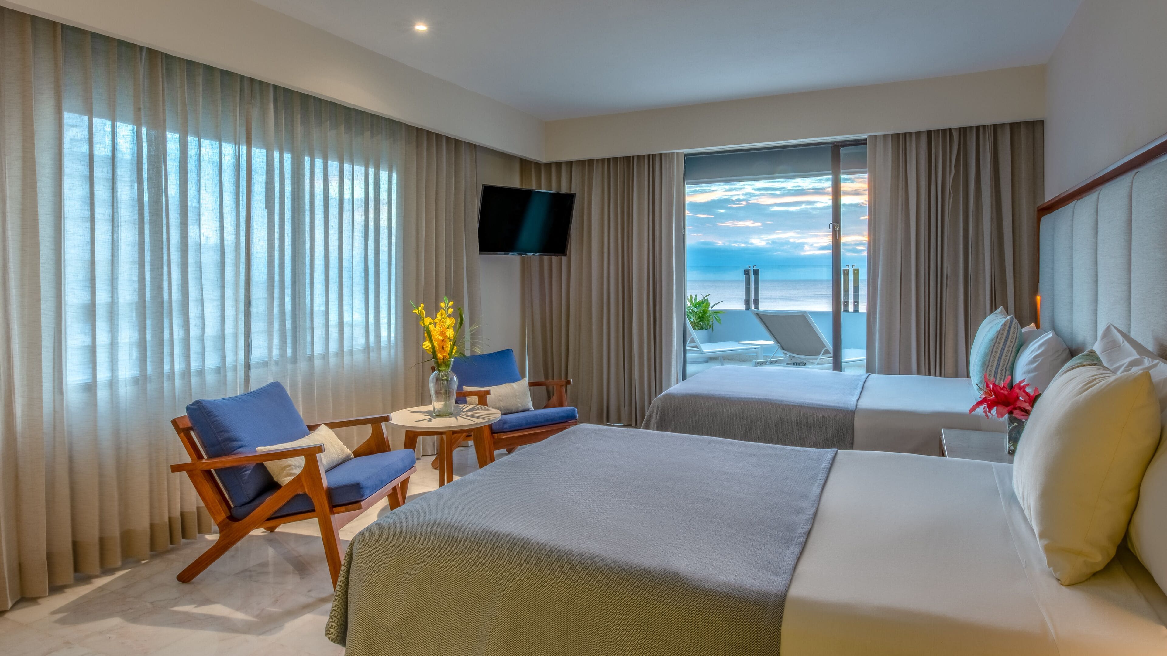 Presidential Suite Vista parcial al Mar | Caja de seguridad en la habitación y escritorio 