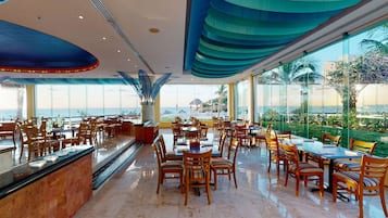 4 restaurantes; se sirve desayuno, almuerzo y cena; mariscos