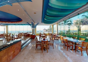 4 restaurantes; se sirven desayunos, almuerzos, cenas y marisco
