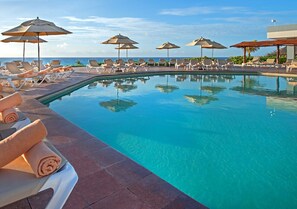 2 piscinas al aire libre, sombrillas, tumbonas