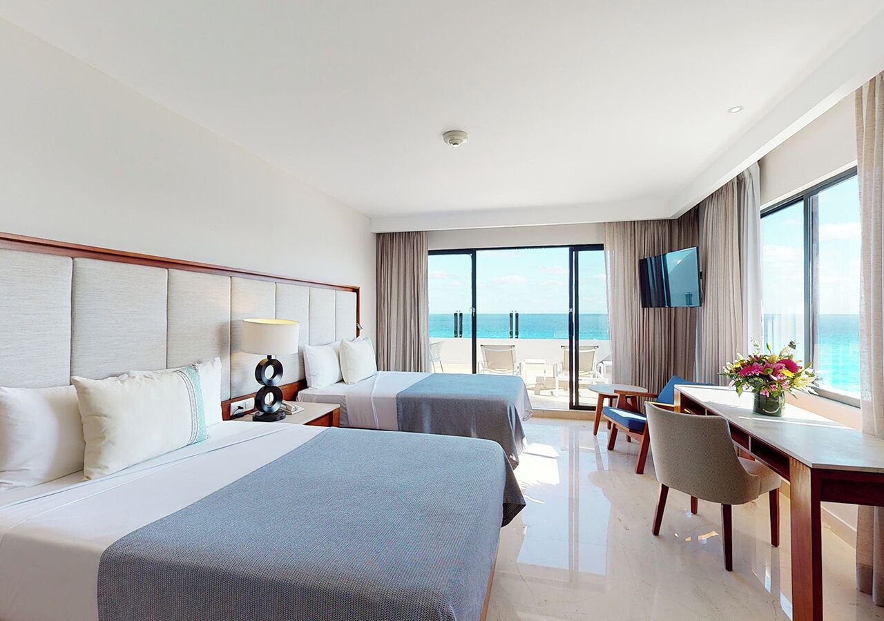 Familie suite | Een minibar, een kluis op de kamer, een bureau, een laptopwerkplek