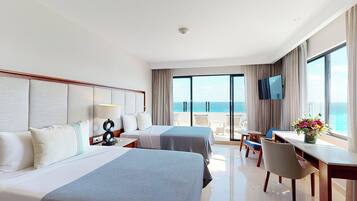 Family Suite with Terrace Ocean Front | Caja de seguridad en la habitación y escritorio