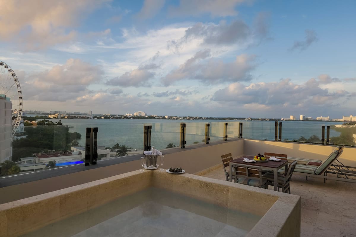 Minibar, in-room safe, desk, laptop workspace