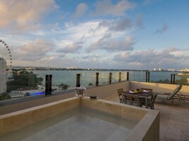 Minibar, caja de seguridad en la habitación y escritorio 