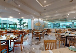 4 か所のレストラン、朝食、ランチ、ディナーに営業 (シーフード)