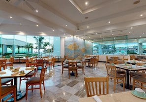 4 か所のレストラン、朝食、ランチ、ディナーに営業 (シーフード)