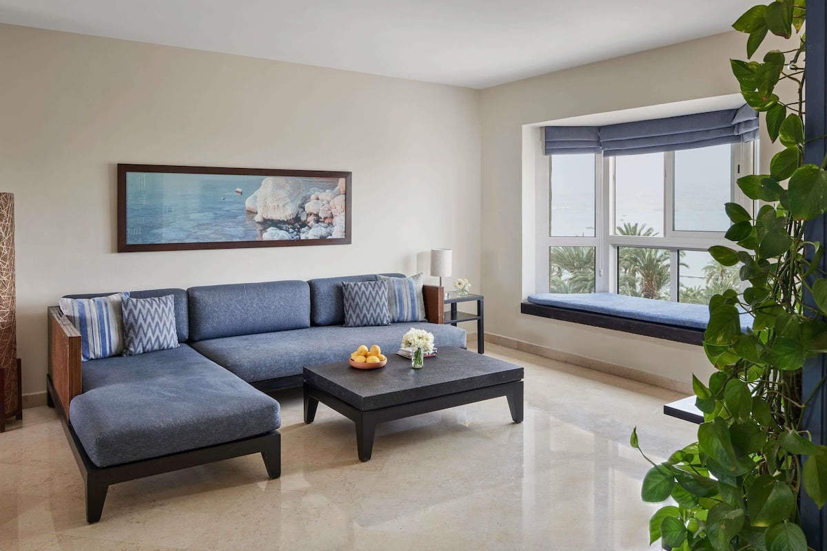 1 dormitori, caixa forta a l'habitació i escriptori