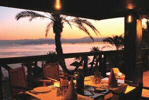 4 restaurants, servant le déjeuner et le dîner; cuisine internationale