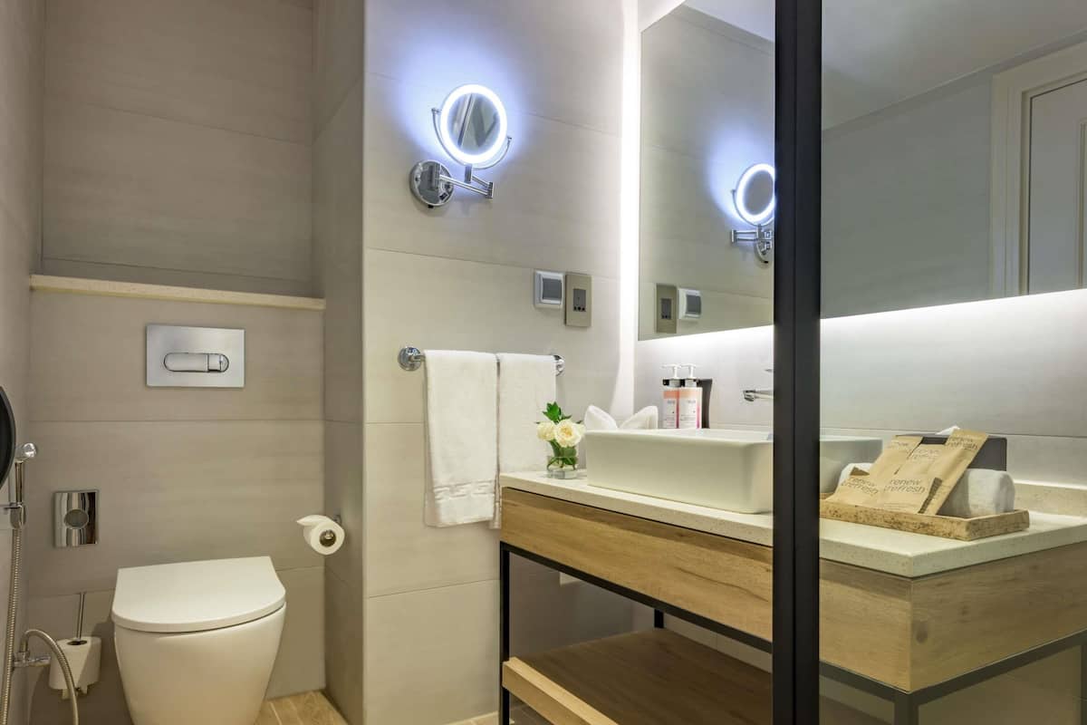 Cofres nos quartos, escrivaninha, espaço de trabalho para notebook