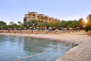 Privatstrand, Liegestühle, Sonnenschirme, Strandtücher