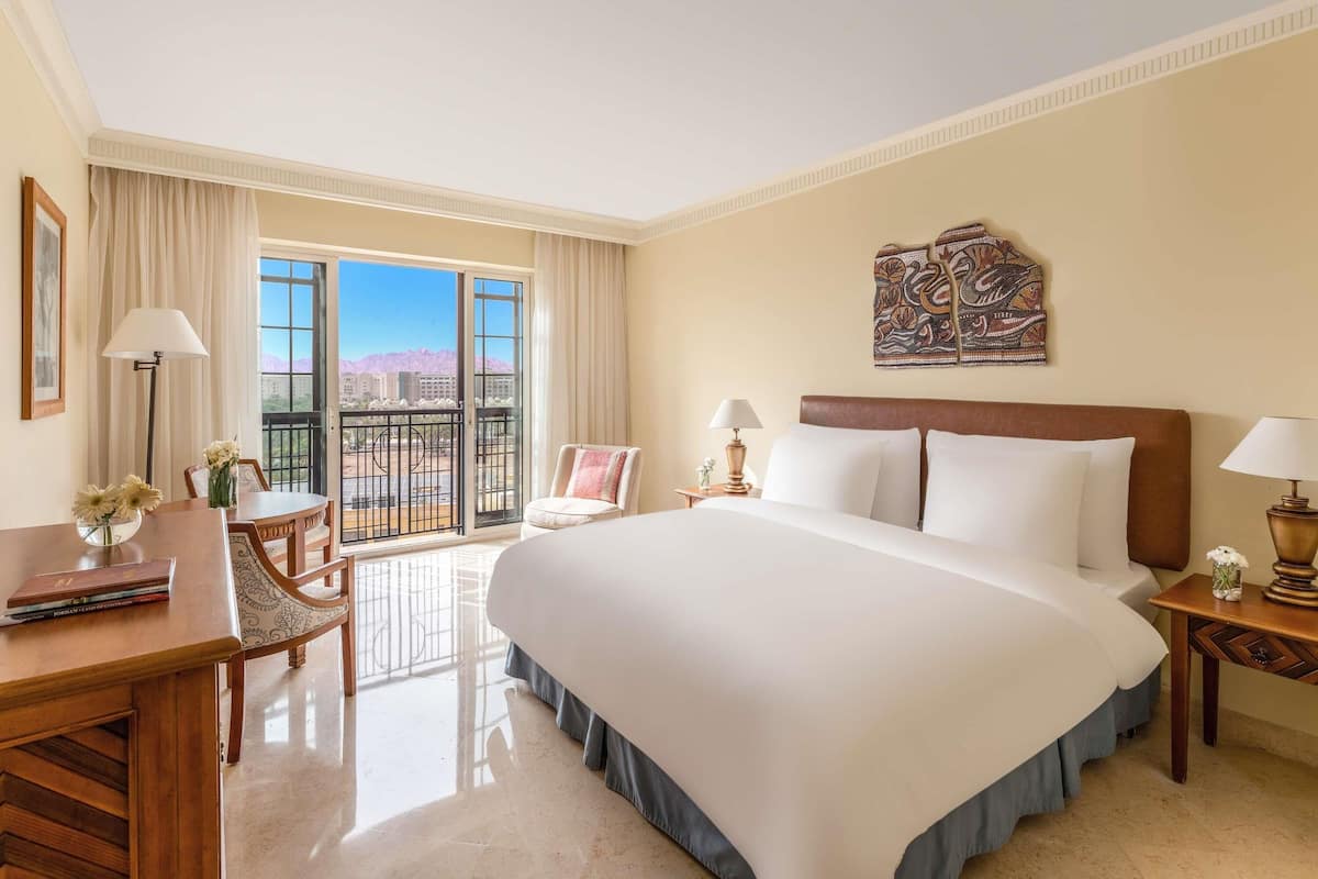 1 dormitori, caixa forta a l'habitació i escriptori