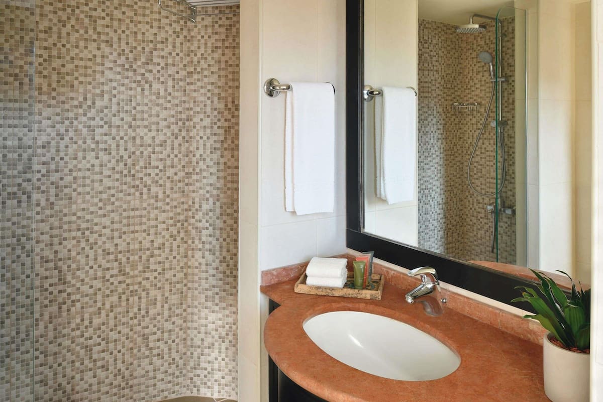 1 dormitori, caixa forta a l'habitació i escriptori