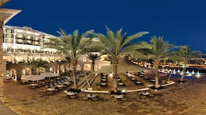 4 restaurants, breakfast, lunch, dinner served; international cuisine