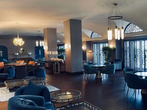 2 bars/lounges, poolside bar, beach bar