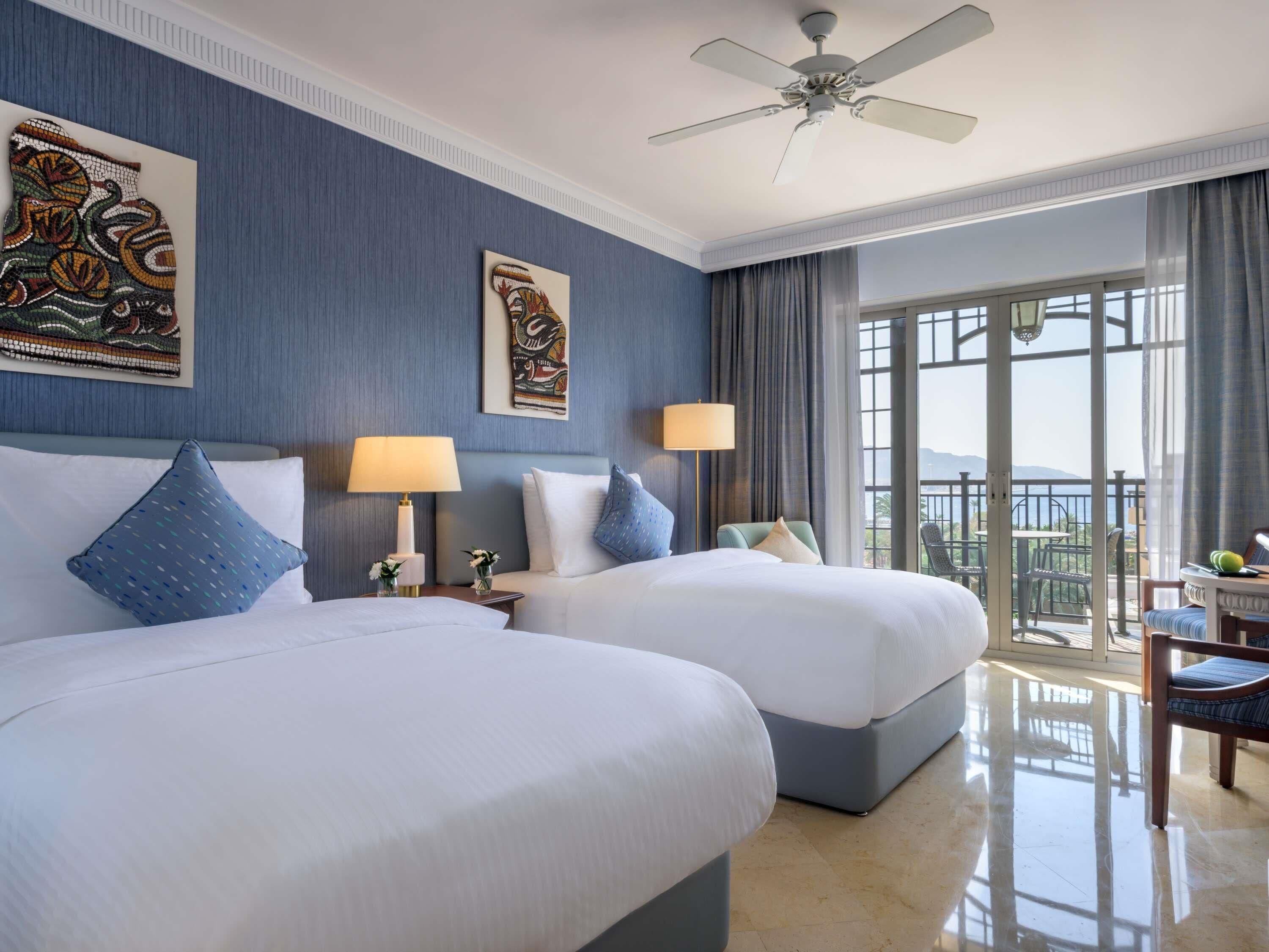 Quarto duplo luxo, 2 camas de solteiro | Cofres nos quartos, escrivaninha, espaço de trabalho para notebook