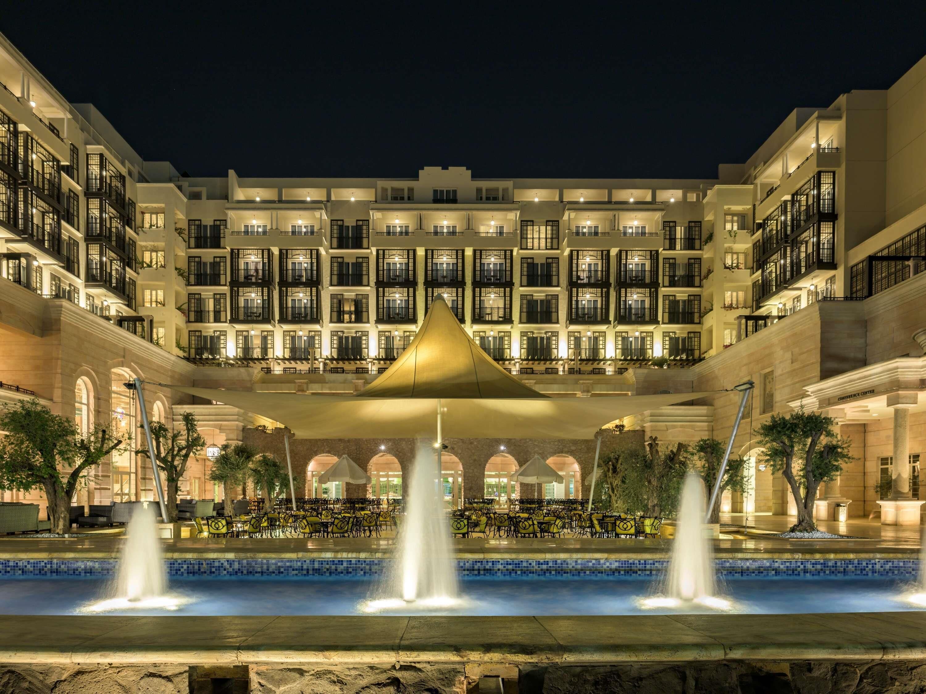 4 间餐厅，供应早餐、午餐和晚餐，国际美食