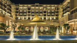 A hotel with multiple floors, outdoor seating, and a fountain. - Mövenpick Resort & Residences Aqaba (Aqaba)