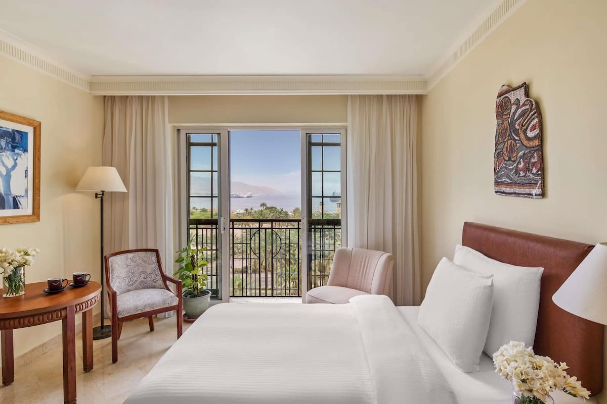 Zimmersafe, Schreibtisch, laptopgeeigneter Arbeitsplatz