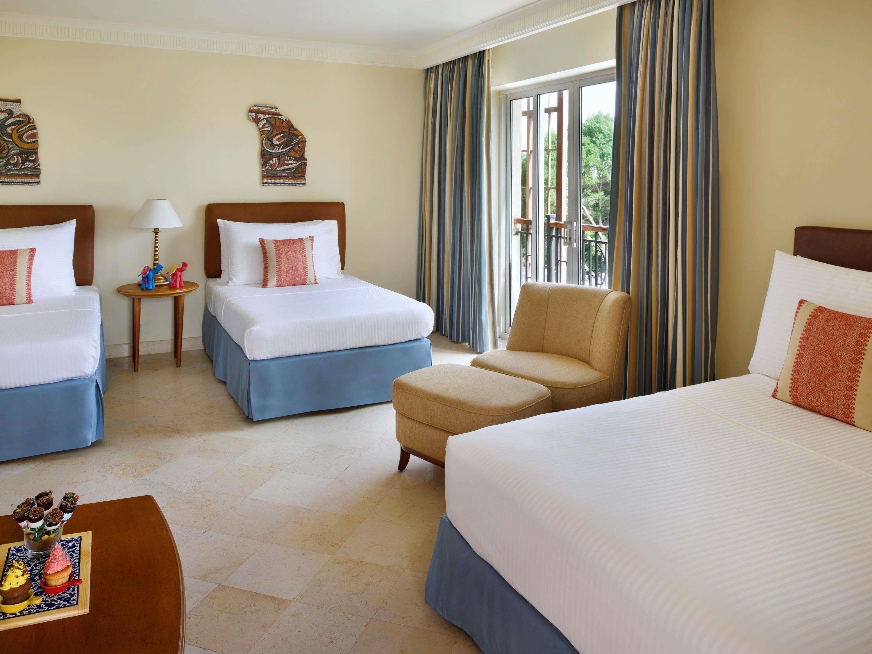 Caja de seguridad en la habitación y escritorio 