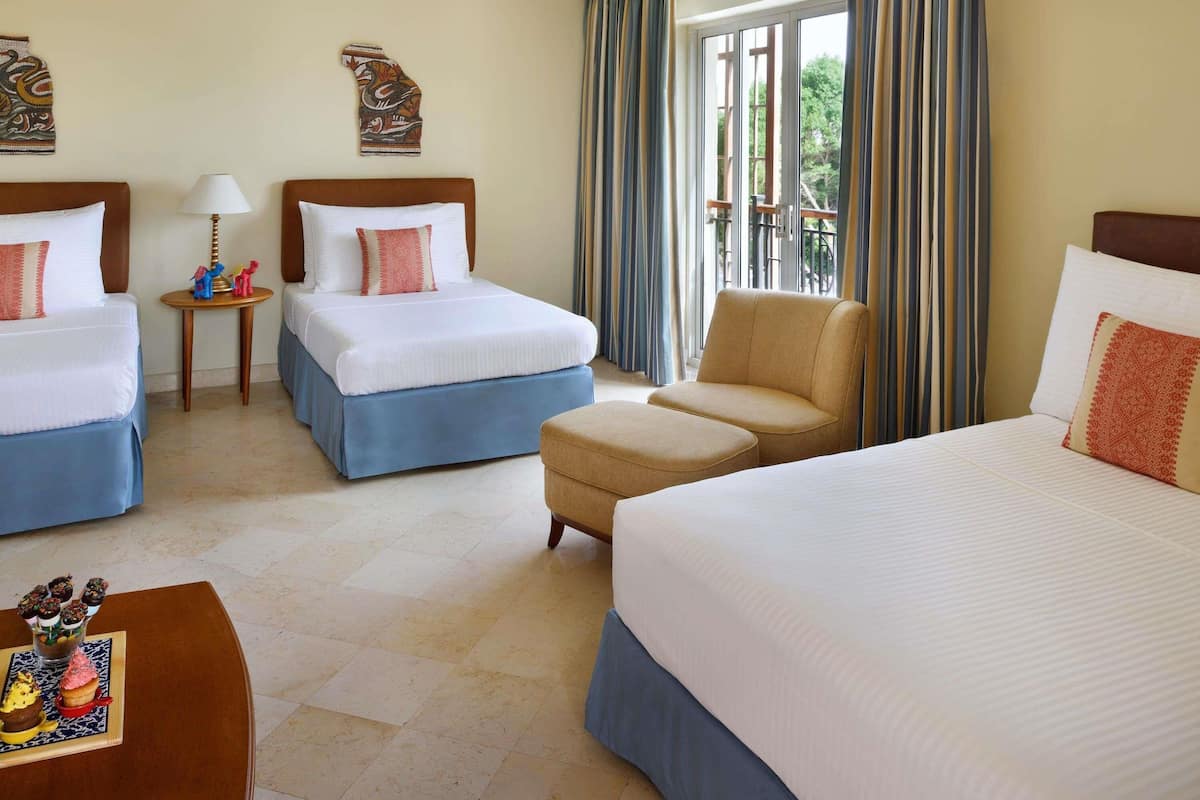 Business Suite | In-room safe, desk, laptop workspace, blackout drapes